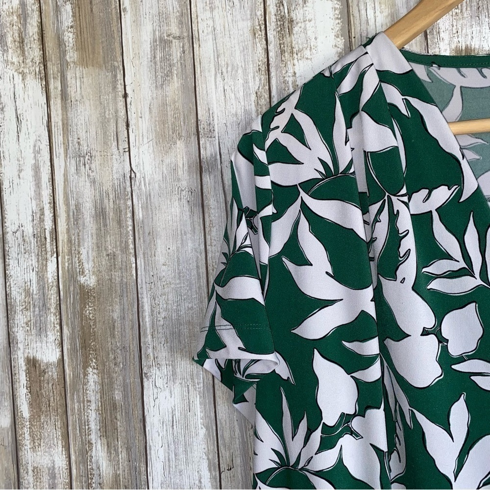 Lane Bryant Green White Tropical Leaf Print Pleated V-Neck Blouse 14/16 - Picture 6 of 7